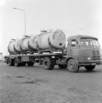 154120 Afbeelding van het vervoer van cacaoboter van Westzaan naar Amsterdam: vrachtauto met laadkisten.